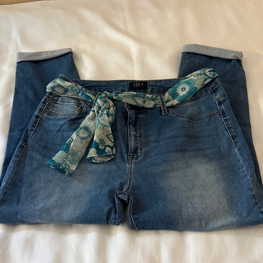 Curve Blue Women Jeans with Floral Belt